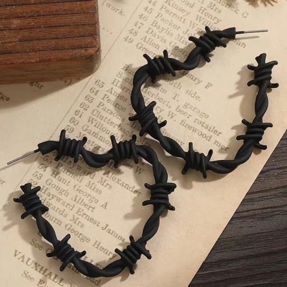 Earring and necklace set. - Picture 4 of 8